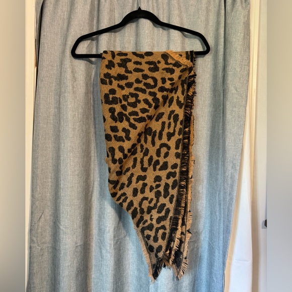 Cheetah Print Triangular Scarf - Picture 1 of 3